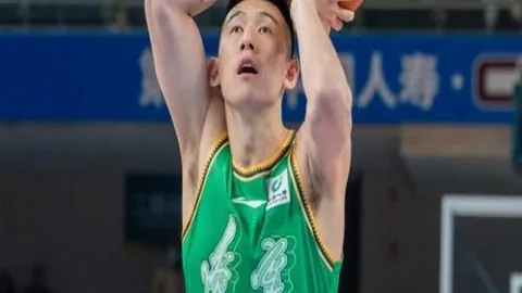 “魔笛世界波助皇马2-0赫罗纳，维尼修斯锁定胜局”